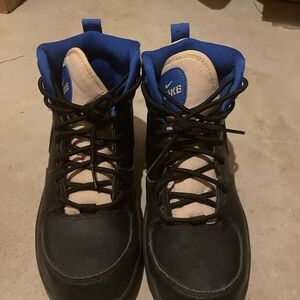 Nike Manoa